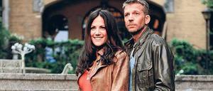 Vor der Villa Herz. Bettina Zimmermann und Kai Wiesinger. Foto: dapd