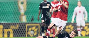 Harter Kampf. Unions Simon Terodde (vorne) gegen Essens Suat Tokat. Foto: dpa