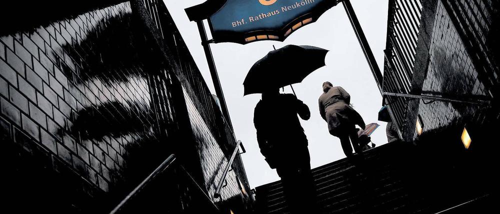 Regentropfen, die auf die Schirme klopfen. Bei dem Wetter treibt einen nicht wirklich etwas hinaus auf die Straße. Doch es gibt Menschen und Branchen, die die Nässe freut.