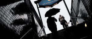 Regentropfen, die auf die Schirme klopfen. Bei dem Wetter treibt einen nicht wirklich etwas hinaus auf die Straße. Doch es gibt Menschen und Branchen, die die Nässe freut.