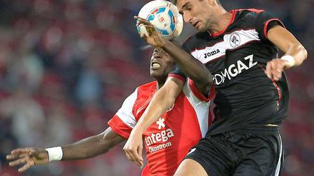 Ausgeglichen: Der Mainzer Anthony Ujah (l.) kann sich gegen Medias Jasmin Trtovac nicht entscheidend durchsetzen.