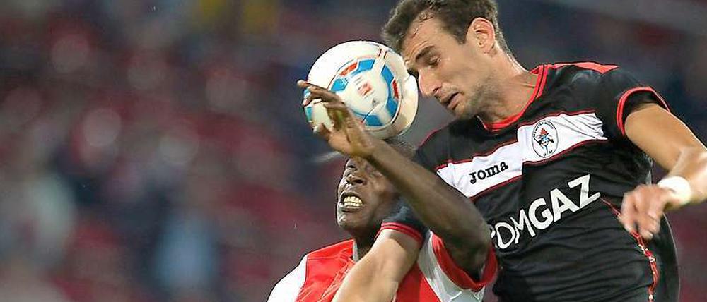 Ausgeglichen: Der Mainzer Anthony Ujah (l.) kann sich gegen Medias Jasmin Trtovac nicht entscheidend durchsetzen.