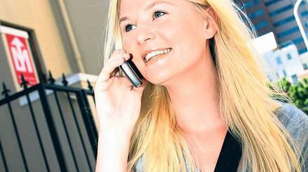Überraschung. Bei einem unerwarteten Anruf der Personalabteilung sollten Bewerber bestimmte Themen, wie etwa das Gehalt, besser nicht ansprechen. Foto: Picture Alliance/obs