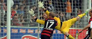 Torwart Oliver Baumann hechtet vergeblich nach einem Ball.