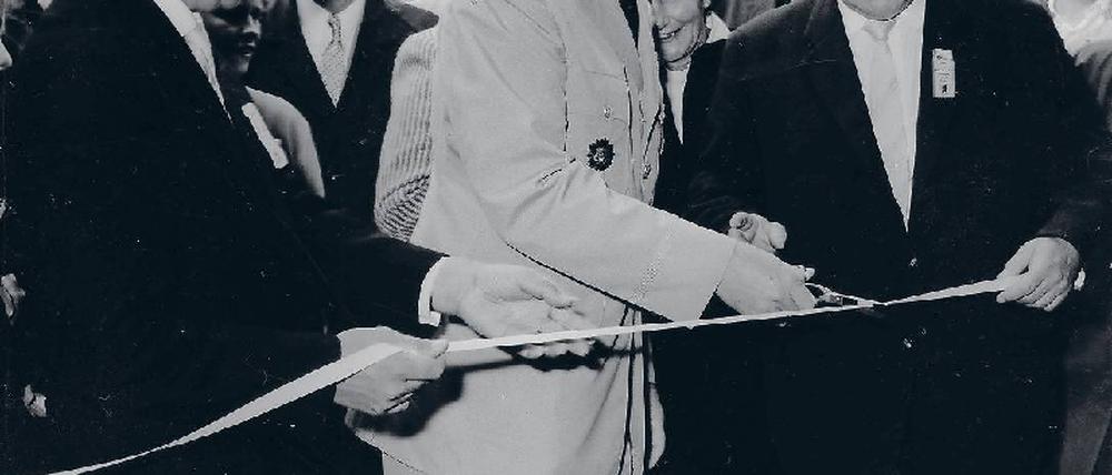 Premiere. US-General Frederick O. Hartel und Bezirksbürgermeister Willi Stiewe eröffnen das Volksfest. Foto:akg-images