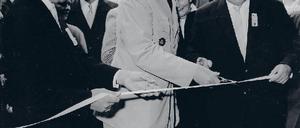 Premiere. US-General Frederick O. Hartel und Bezirksbürgermeister Willi Stiewe eröffnen das Volksfest. Foto:akg-images