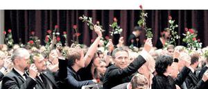 Den Ofern zu Ehren. Norwegische Sozialdemokraten mit Premier Jens Stoltenberg in der Mitte halten bei einer Gedenkveranstaltung für die von Anders Behring Breivig Ermordeten Rosen in den Händen. Foto: Berit Roald/dpa
