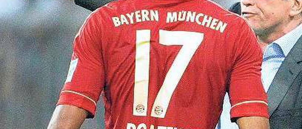 Da geht’s zum Meistertitel. Bayerns alter und neuer Trainer Jupp Heynckes schickt Verteidiger Jérome Boateng auf den richtigen Weg. 