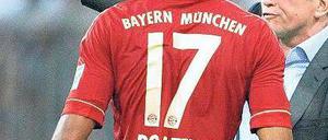 Da geht’s zum Meistertitel. Bayerns alter und neuer Trainer Jupp Heynckes schickt Verteidiger Jérome Boateng auf den richtigen Weg. 
