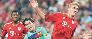 Ein Fall für zwei. Die Bayern David Alaba (links) und Nils Petersen bearbeiten Barcelonas Jonathan Soriano. 