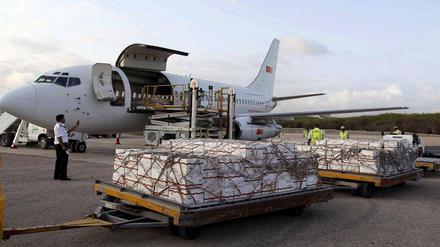 Der erste Flieger mit Hilfsgütern nach seiner Landung in Mogadischu. Die Sicherheit der Hilfslieferungen nach Somalia ist trotz aller Anstrengungen bisher nicht gewährleistet.