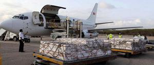 Der erste Flieger mit Hilfsgütern nach seiner Landung in Mogadischu. Die Sicherheit der Hilfslieferungen nach Somalia ist trotz aller Anstrengungen bisher nicht gewährleistet.