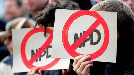 Regelmäßig provoziert die NPD mit Aufmärschen zu besonderen Anlässen - ebenso regelmäßig gibt es Gegendemonstrationen, wie hier in Lichtenberg. Auch am 13. August wollen die Rechtextremen demonstrieren.