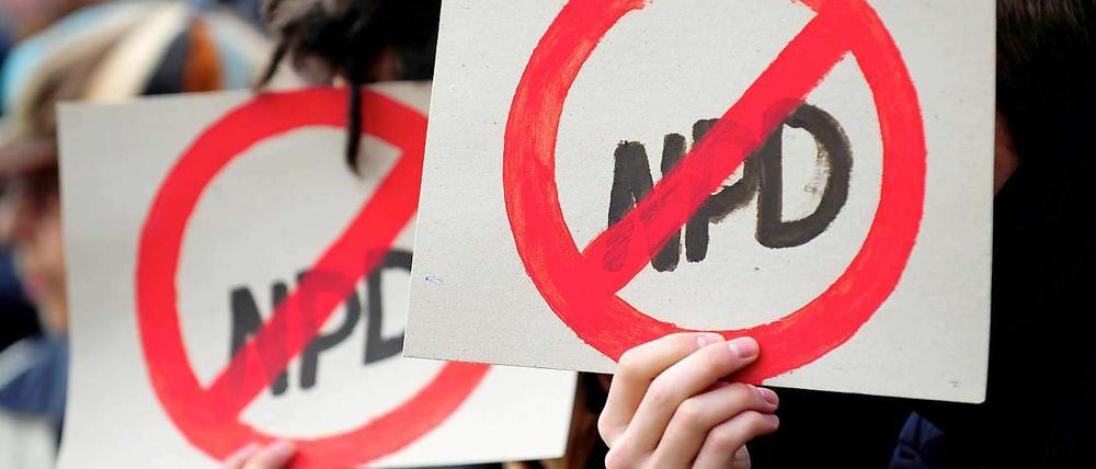 Regelmäßig provoziert die NPD mit Aufmärschen zu besonderen Anlässen - ebenso regelmäßig gibt es Gegendemonstrationen, wie hier in Lichtenberg. Auch am 13. August wollen die Rechtextremen demonstrieren.
