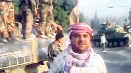 Unterstützung. Dieses Video auf You-Tube zeigt angeblich Soldaten der syrischen Armee in der Widerstandshochburg Hama, die sich am Sonntag mit der protestierenden Bevölkerung verbündet haben. Foto: AFP