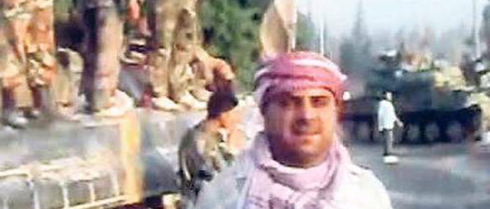 Unterstützung. Dieses Video auf You-Tube zeigt angeblich Soldaten der syrischen Armee in der Widerstandshochburg Hama, die sich am Sonntag mit der protestierenden Bevölkerung verbündet haben. Foto: AFP
