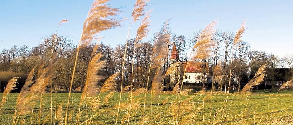 Anziehungspunkt. Sogar im Künstlerdorf Worpswede in Niedersachsen schauen Besucher nicht nur in Ateliers und Galerien. Auch die Kirche wird besichtigt. Foto: ullstein bild - Vision Photos