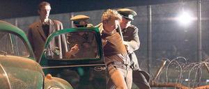 Die Macht des Systems reicht weit. Eine Spielszene des Dokudramas stellt nach, wie Volkspolizist Gerd Sommerlatte im Auftrag der Stasi zurück in die DDR geholt wird.