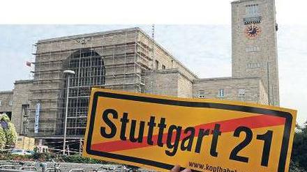 Er soll oben bleiben – so wollen es die Gegner von Stuttgart 21: Stuttgarts heiß umkämpfter Bahnhof, davor ein Protestschild der Bewegung gegen das Projekt.
