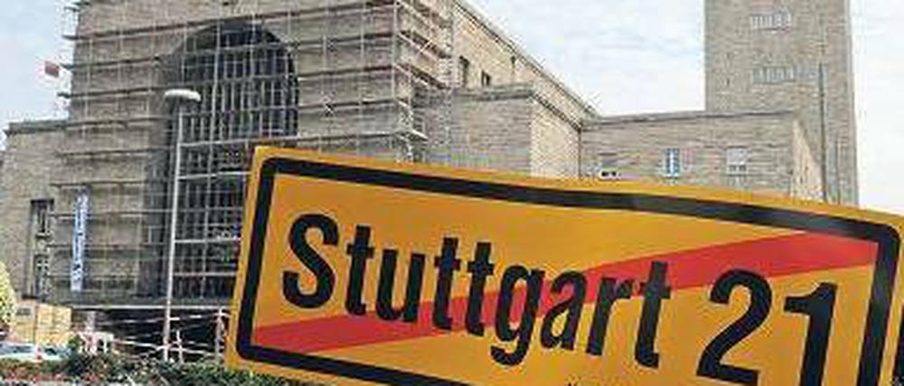 Er soll oben bleiben – so wollen es die Gegner von Stuttgart 21: Stuttgarts heiß umkämpfter Bahnhof, davor ein Protestschild der Bewegung gegen das Projekt.