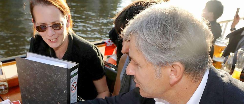An der Basis. Vertreter der Friedrichshagener Bürgerinitiative (FBI) übergaben dem Regierenden Bürgermeister mehrere Ordner mit Unterschriften gegen die Flugrouten über dem Müggelsee. 