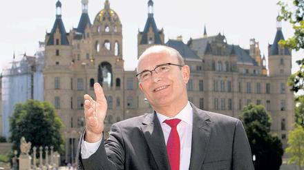 Er will weiter regieren. West-Import Erwin Sellering vor dem Schweriner Schloss, Sitz des Landtags von Mecklenburg-Vorpommern. Gewählt wird am 4. September.