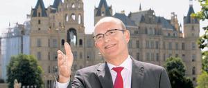 Er will weiter regieren. West-Import Erwin Sellering vor dem Schweriner Schloss, Sitz des Landtags von Mecklenburg-Vorpommern. Gewählt wird am 4. September.