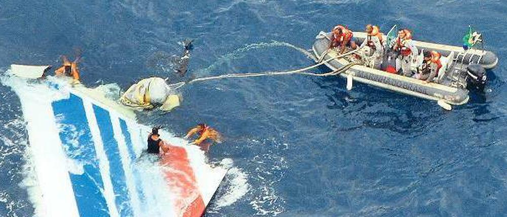Weit verstreut lagen die Überreste der abgestürzten Maschine im Südatlantik.