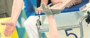 Klatsch ab, Kumpel. Hendrik Feldwehr, Helge Meeuw und Benjamin Starke (oben, von links) gratulieren Paul Biedermann. Der hat der Lagenstaffel Bronze gesichert. Foto: dpa