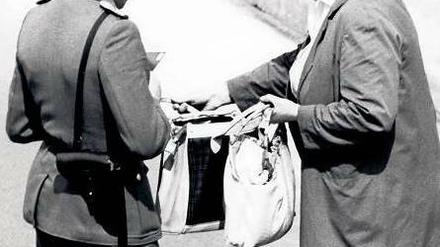 Die Grenzgänger mussten sich von Vopos täglich kontrollieren lassen. Foto: Ullstein