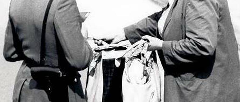 Die Grenzgänger mussten sich von Vopos täglich kontrollieren lassen. Foto: Ullstein