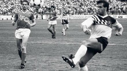 Ulf Kirsten, 45, spielte schon in der DDR-Oberliga für Dynamo Dresden. Nach dem Umbruch wechselte er 1990 zu Bayer Leverkusen. In 350 Bundesligaspielen erzielte Kirsten für die Rheinländer 182 Tore. Heute steht er als Berater vor einer Rückkehr zu den Sachsen.