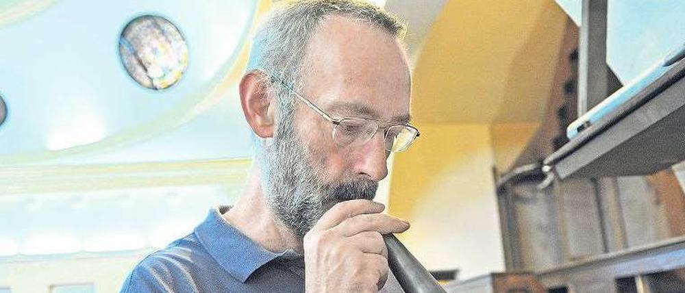 Gerhard Walcker-Mayer, der Urenkel des Meisters, restauriert das Instrument in der Kirche der „Deutschsprachigen Evangelischen Gemeinde“ in Kairo.