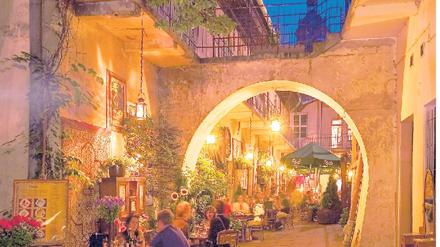 Hohe Kneipendichte in Kazimierz. Der einst jüdische Stadtteil – heute leben nur noch 200 Juden in Krakau – ist der Szenetreffpunkt schlechthin. Fotos: Mauritius Images