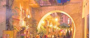 Hohe Kneipendichte in Kazimierz. Der einst jüdische Stadtteil – heute leben nur noch 200 Juden in Krakau – ist der Szenetreffpunkt schlechthin. Fotos: Mauritius Images