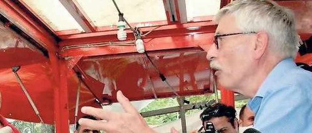 Selektive Wahrnehmung. Super RTL ist nach einer Studie der meistgesehene deutsche Sender von Deutsch-Türken. Debatten wie über Thilo Sarrazin, der hier für einen ZDF-„Aspekte“-Beitrag durch Kreuzberg ging, sind dort weniger zu finden. Foto: dpa