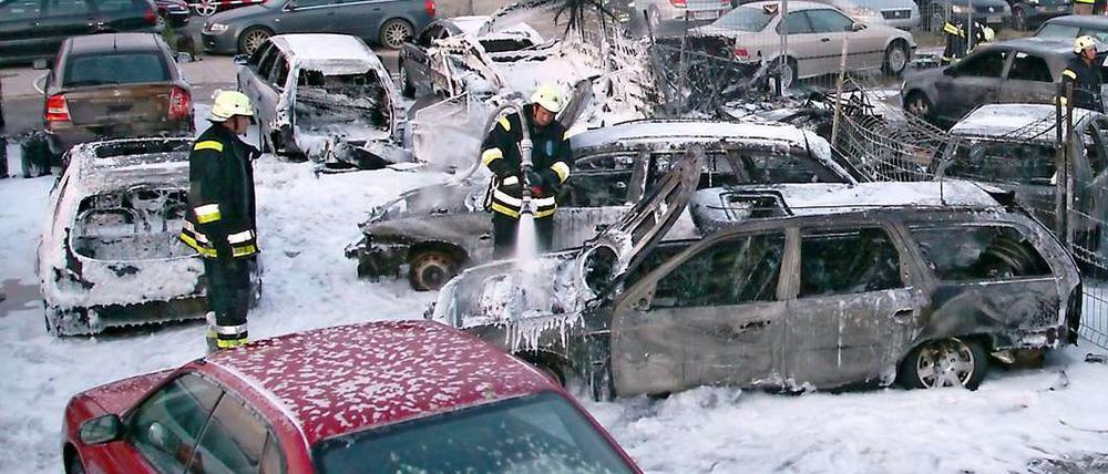 Durch ein Feuer bei einem Gebrauchtwarenhändler in Niederschöneweide wurden 19 Autos und zwei Wohnwagen teilweise schwer beschädigt.