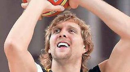 Litauen, ich komme. Dirk Nowitzki hat zwei Sommer im Nationalteam ausgesetzt, bei der EM ist er wieder dabei.