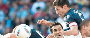 Oben bleiben. Herthas Kapitän Andre Mijatovic springt hier am höchsten – zuweilen ist er aber nicht so agil.