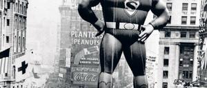 Einer muss es richten. Ein heliumgefüllter Superman schwebt über dem New Yorker Times Square (1940). Foto: ddp images/AP