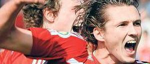 Haching jubelt. Mijo Tunjic trug mit zwei Treffern entscheidend zum Überraschungssieg bei.