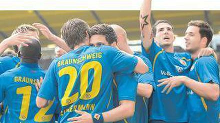 Übliche Pose. Eintracht Braunschweigs Spieler sind nach dem Aufstieg und dem guten Start in die Zweite Liga Jubel gewohnt. Foto: dpa