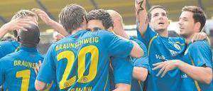 Übliche Pose. Eintracht Braunschweigs Spieler sind nach dem Aufstieg und dem guten Start in die Zweite Liga Jubel gewohnt. Foto: dpa