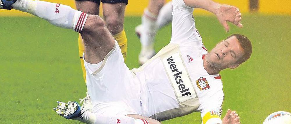Das große Stolpern. Erst musste Michael Ballack auf der Bank Platz nehmen – als er dann endlich spielen durfte, bekam Leverkusen in Dresden vier Gegentore.