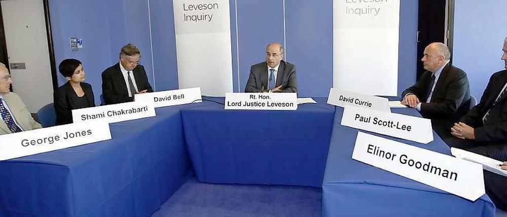 Das erste Treffen der Untersuchungskommission zum "News of the World"-Abhörskandal. Die Aufarbeitung kann bis zu einem Jahr dauern.