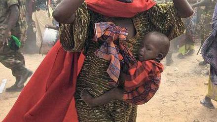 Hungrig. Frauen laufen zu einer Nahrungsausgabe in dem Lager Badbaado im Zentrum der somalischen Hauptstadt Mogadischu. Die Hungerkatastrophe in Ostafrika ist die Folge der schlimmsten Dürre seit 60 Jahren. 