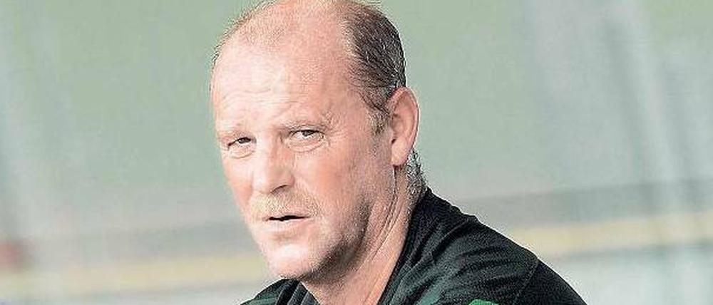 Ratlos: Werder-Trainer Thomas Schaaf verfolgt das Spiel seiner Mannschaft mit genervter Miene.