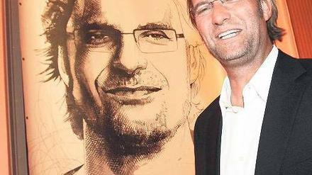 Klopp trifft Klopp. Der omnipräsente Trainerstar von Borussia Dortmund kann sich selbst manchmal nicht aus dem Weg gehen. Foto: dpa