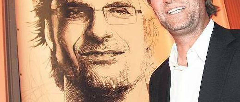 Klopp trifft Klopp. Der omnipräsente Trainerstar von Borussia Dortmund kann sich selbst manchmal nicht aus dem Weg gehen. Foto: dpa