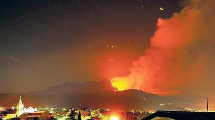 Der Berg spuckt wieder Feuer. Zuletzt am Samstag wälzte sich glühende Lava ins Tal bei Catania. Foto: AFP